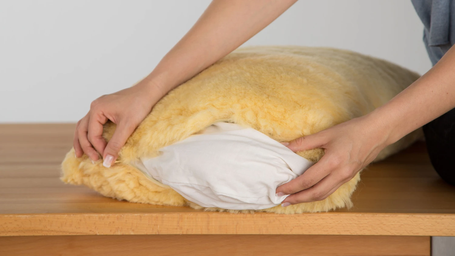 Lammfell-Kopfkissen "Ovina" – Bild 2